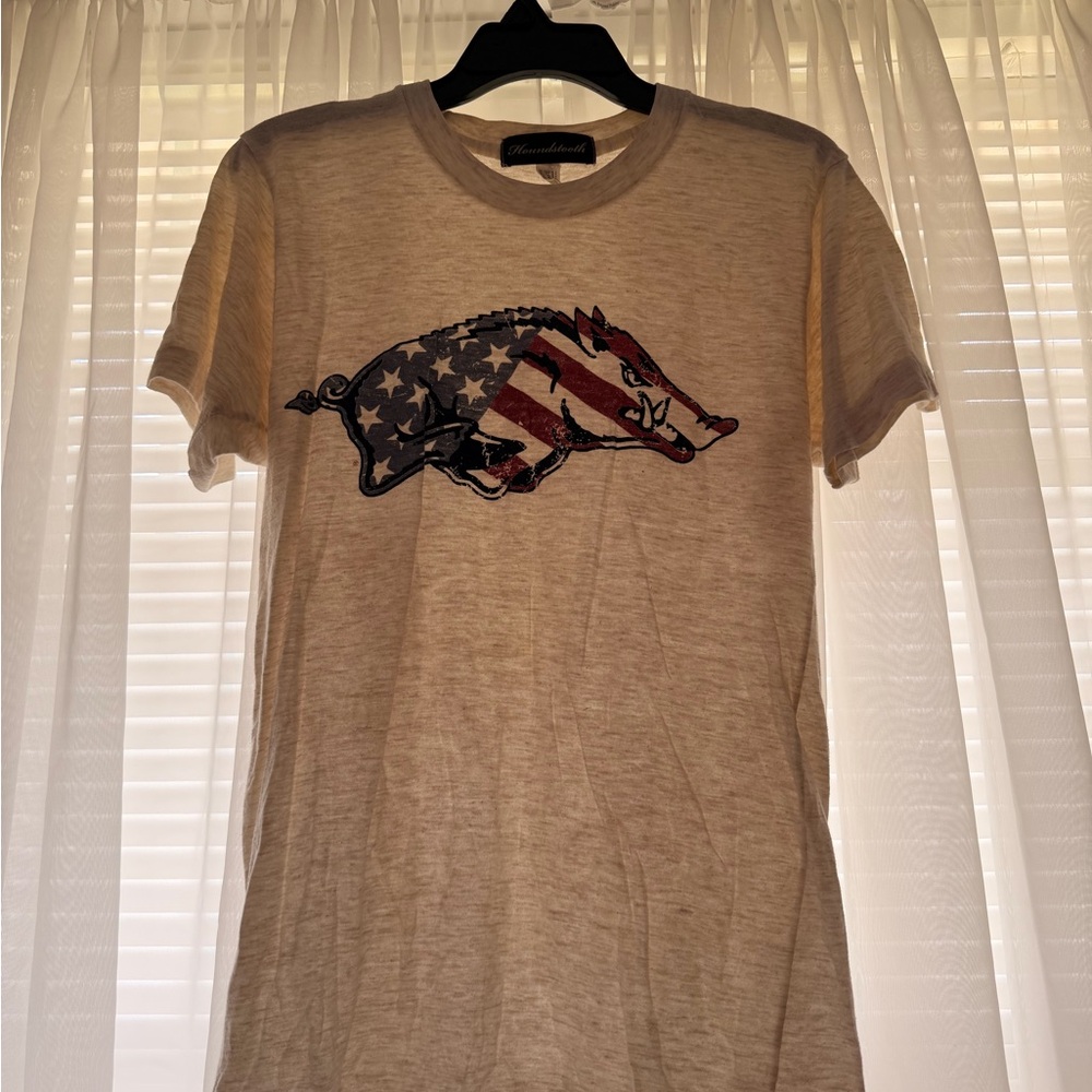 Houndstooth Cream Graphic Tee with American Flag Razorback
